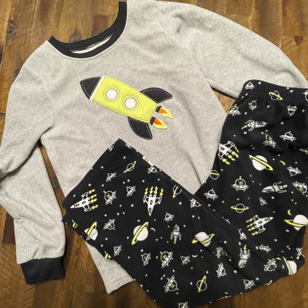 Carter’s space ship pajamas! Size 7